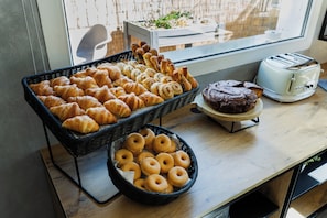Petit déjeuner buffet servi tous les jours en supplément
