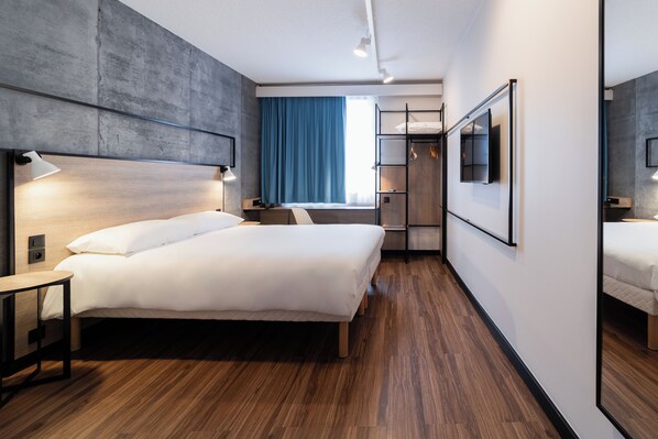 Habitación estándar, 1 cama matrimonial | Ropa de cama de alta calidad y caja de seguridad en la habitación 