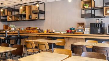 Se ofrece un desayuno bufé entre semana (16.00 EUR por persona)