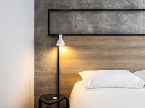 Ropa de cama de alta calidad y caja de seguridad en la habitación 