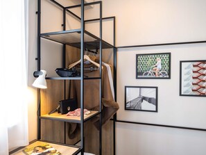 Ropa de cama de alta calidad y caja de seguridad en la habitación 
