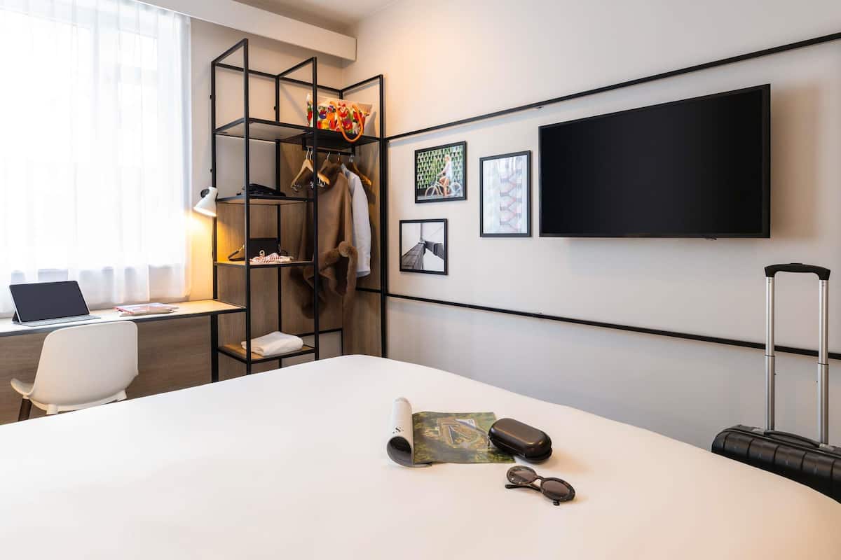 Premium bedding, in-room safe, desk, soundproofing