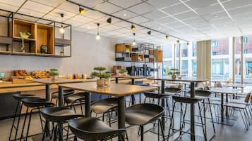 Petit déjeuner buffet servi en semaine (16.00 EUR par personne)