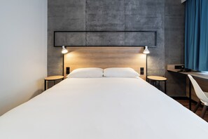 Quarto standard, 1 cama de casal | Roupas de cama premium, cofres nos quartos, escrivaninha