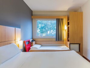 Standard Apartment, Multiple Beds | Minibar, in-room safe, desk, soundproofing - ibis Piracicaba (Piracicaba)