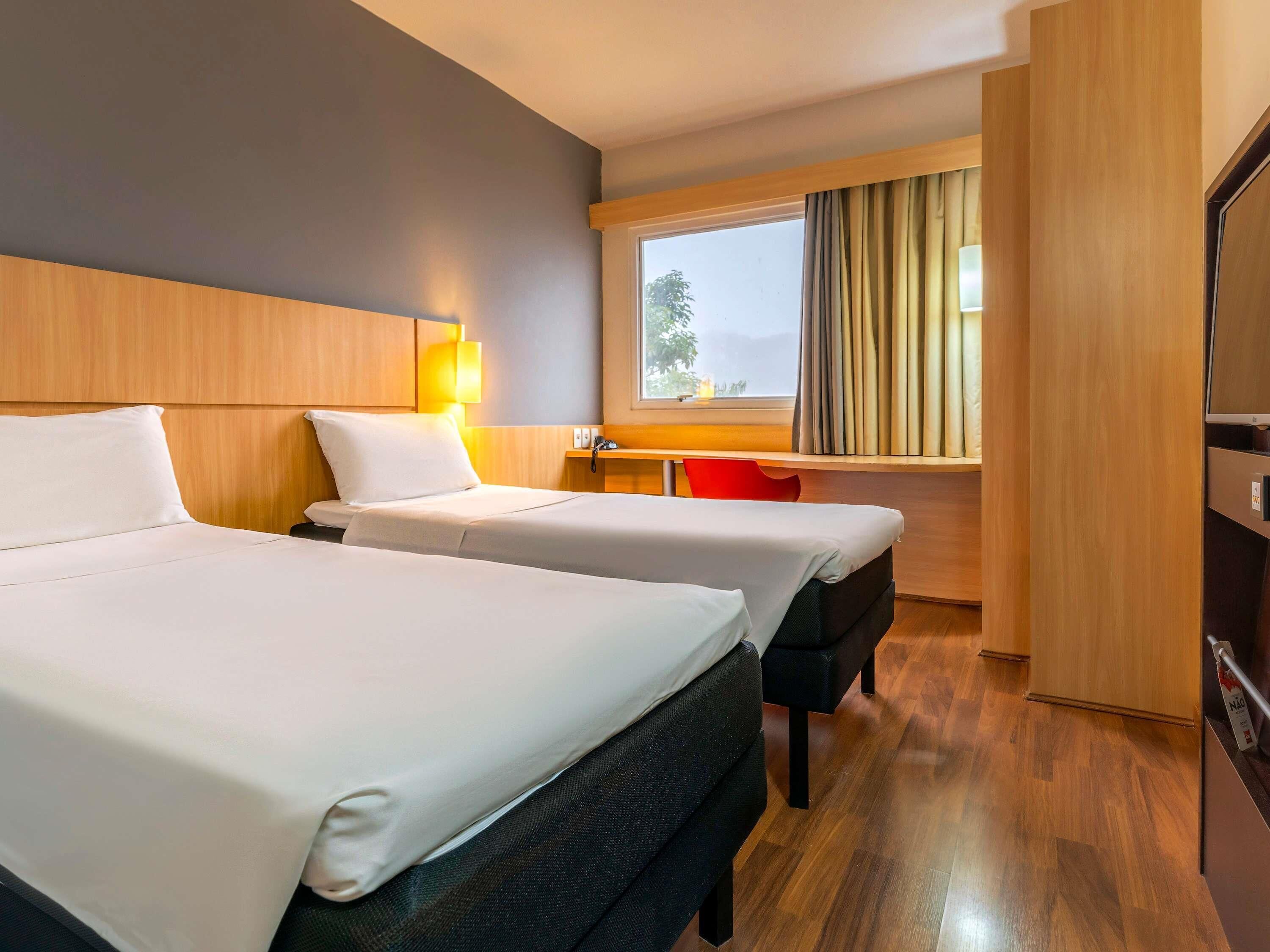 Leilighet – standard, 2 enkeltsenger | Minibar, safe på rommet, skrivebord og lydisolert