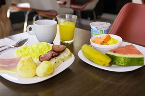 Petit déjeuner buffet (47 BRL par personne)