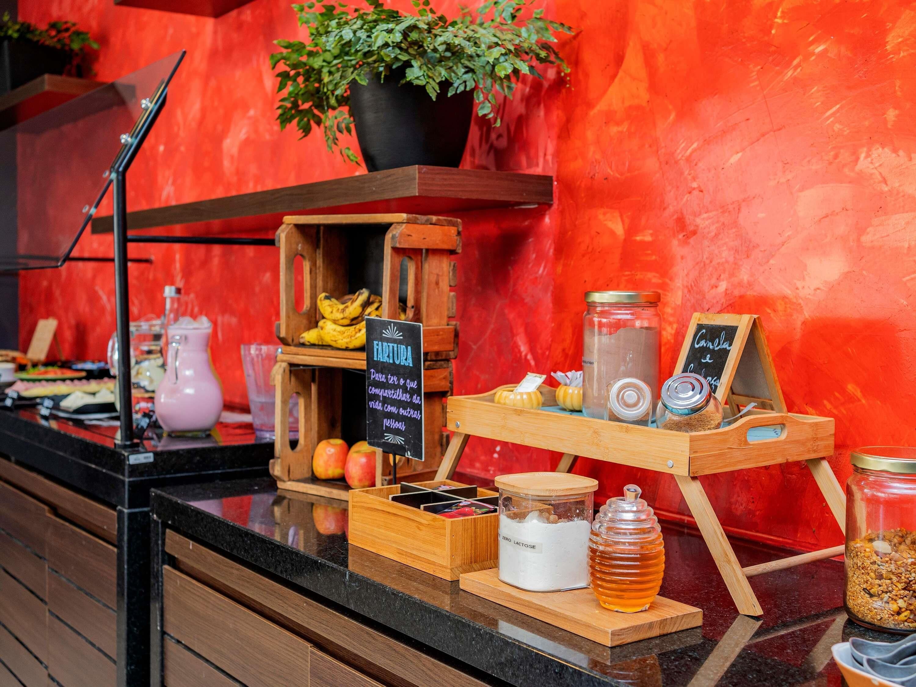 A breakfast buffet with various food items and a sign indicating a zero lactose option.