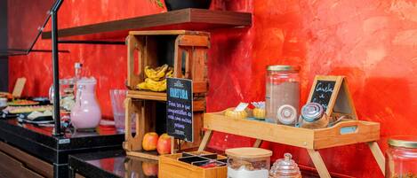 A breakfast buffet with various food items and a sign indicating a zero lactose option.