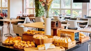 Café da manhã com buffet diário (BRL 47 por pessoa)