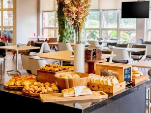 Se ofrece un desayuno bufé todos los días (por un coste adicional)