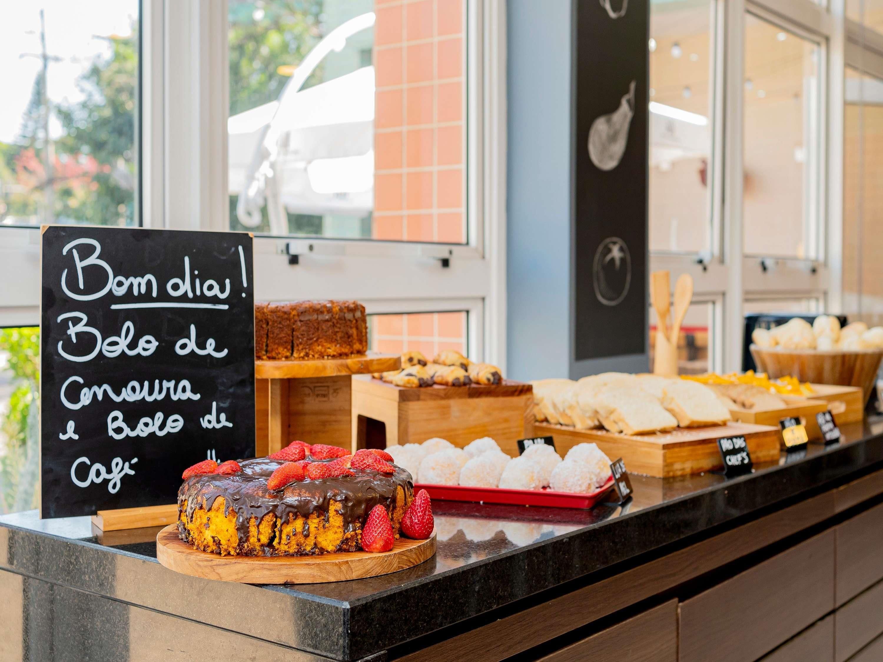 Une vitrine de boulangerie présentant diverses pâtisseries et une enseigne.
