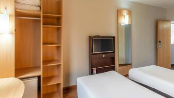 Apartamento estándar, 2 camas individuales | Minibar, caja fuerte, escritorio y sistema de insonorización