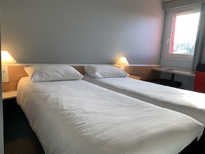 Standardzimmer, 2 Einzelbetten | Hochwertige Bettwaren, Schreibtisch, laptopgeeigneter Arbeitsplatz