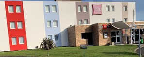 Front of property - ibis Auray (Auray)