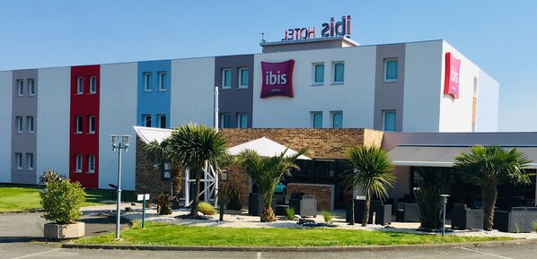 Front of property - ibis Auray (Auray)