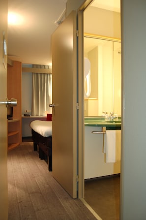 Biancheria da letto di alta qualità, una scrivania, postazione laptop
