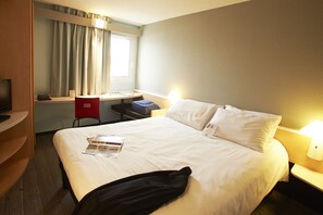Standard Double Room, 1 Double Bed | Premium bedding, desk, laptop workspace, blackout curtains - ibis Auray (Auray)