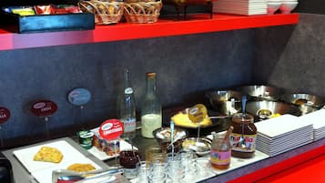 Café da manhã com buffet todos os dias mediante uma taxa