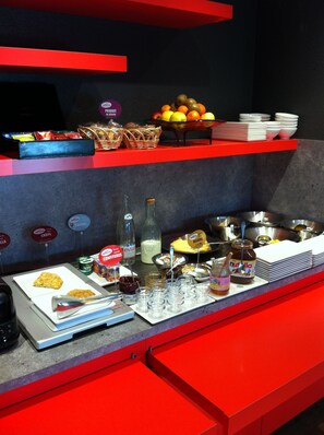 Daily buffet breakfast for a fee - ibis Auray (Auray)