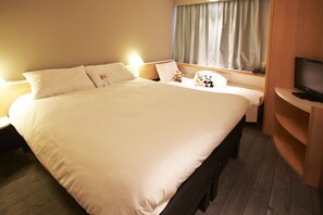 Premium bedding, desk, laptop workspace, blackout curtains - ibis Auray (Auray)