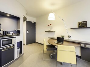 Suite superior, varias camas (3 personnes) | Ropa de cama de alta calidad, caja fuerte, escritorio