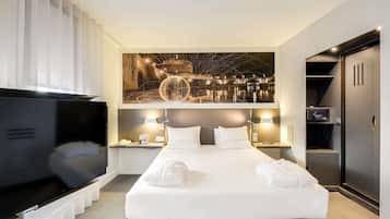 Executive Suite, 1 Queen Bed with Sofa bed | Premium bedding, in-room safe, desk, laptop workspace