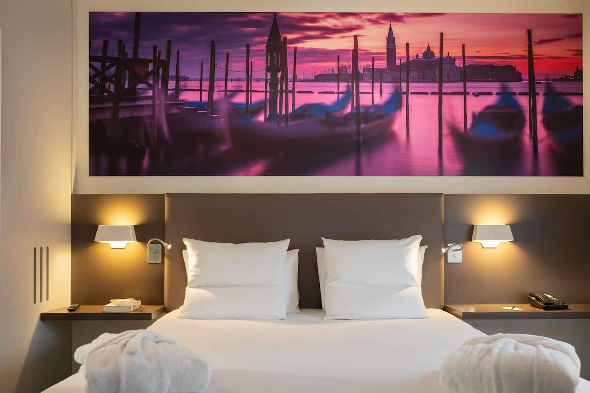 Executive Suite, 1 Queen Bed with Sofa bed | Premium bedding, in-room safe, desk, laptop workspace