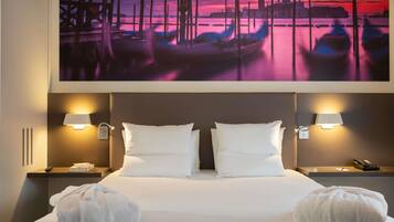 Executive Suite, 1 Queen Bed with Sofa bed | Premium bedding, in-room safe, desk, laptop workspace