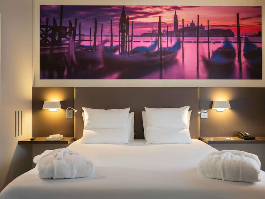 Executive Suite, 1 Queen Bed with Sofa bed | Premium bedding, in-room safe, desk, laptop workspace