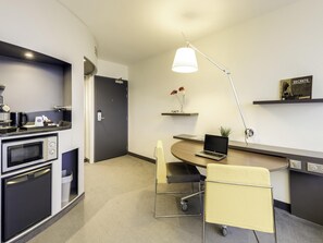 Suite superior, varias camas (3 personnes) | Ropa de cama de alta calidad, caja fuerte, escritorio