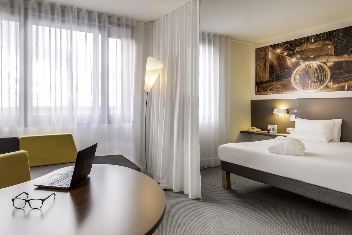 Executive Suite, 1 Queen Bed with Sofa bed | Premium bedding, in-room safe, desk, laptop workspace