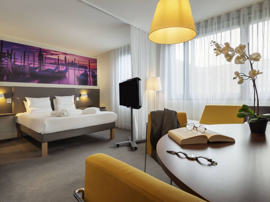 Executive Suite, 1 Queen Bed with Sofa bed | Premium bedding, in-room safe, desk, laptop workspace