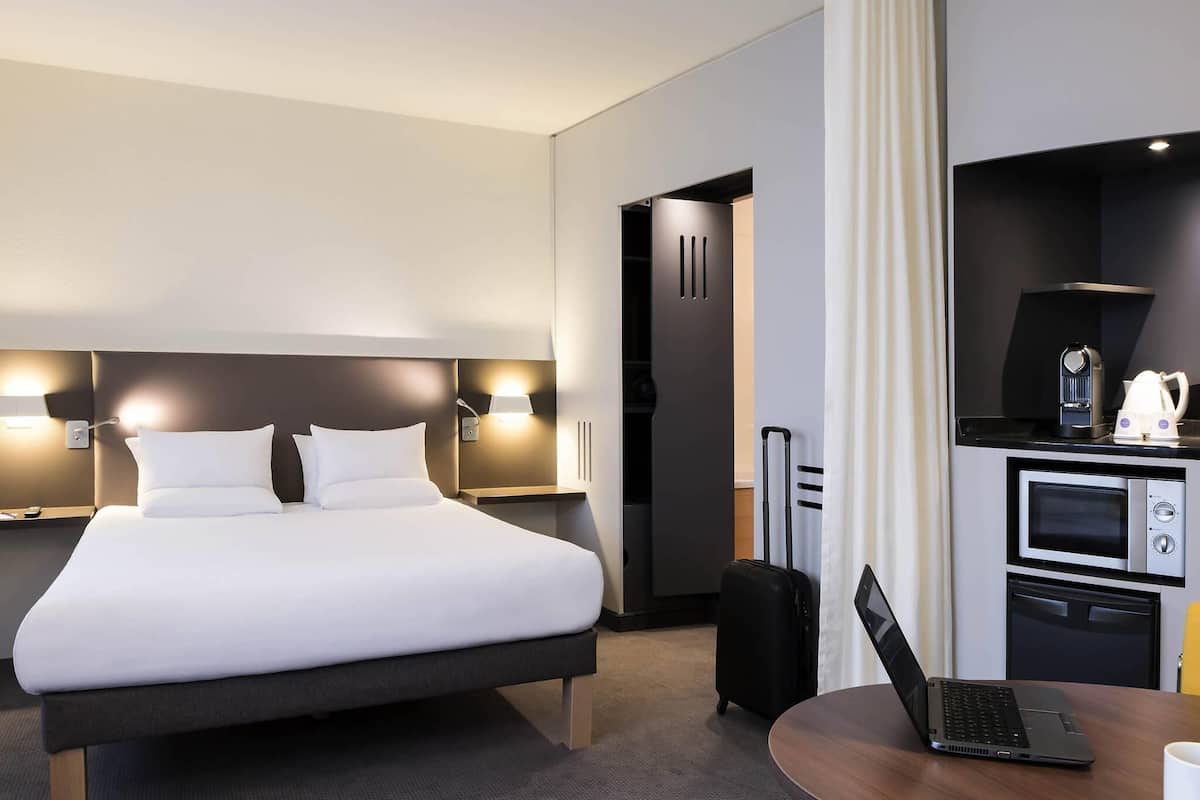 Suíte superior, várias camas (3 personnes) | Roupas de cama premium, cofres nos quartos, escrivaninha