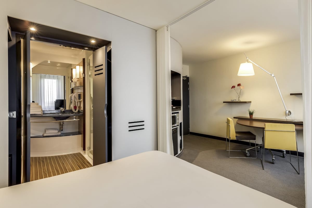 Suite Superior, letti multipli (3 personnes) | Biancheria da letto di alta qualità, cassaforte in camera, una scrivania