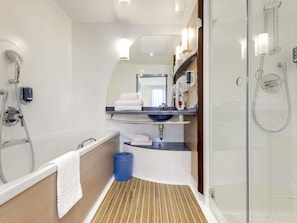 Badewanne und Dusche (separat), umweltfreundliche Kosmetikartikel