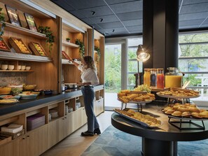 Tägliches Frühstücksbuffet (20 EUR pro Person)
