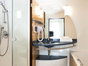 Ropa de cama de alta calidad y caja de seguridad en la habitación 