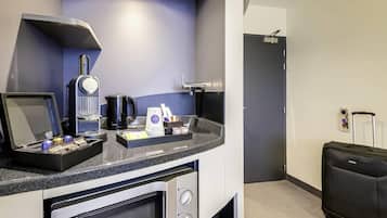 Suite ejecutiva, 1 cama Queen size y sofá cama | Ropa de cama de alta calidad y caja de seguridad en la habitación