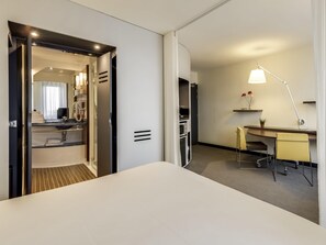 Suite superior, varias camas (3 personnes) | Ropa de cama de alta calidad, caja fuerte, escritorio