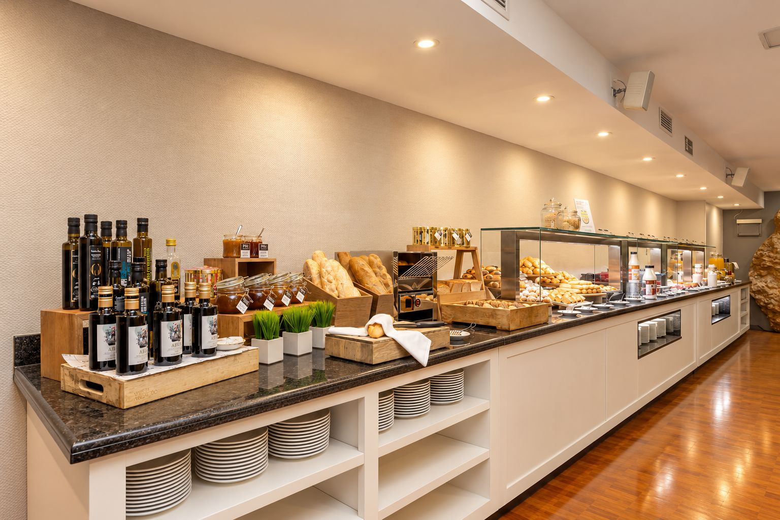 Montaje tipo bufé con diferentes alimentos y aderezos.