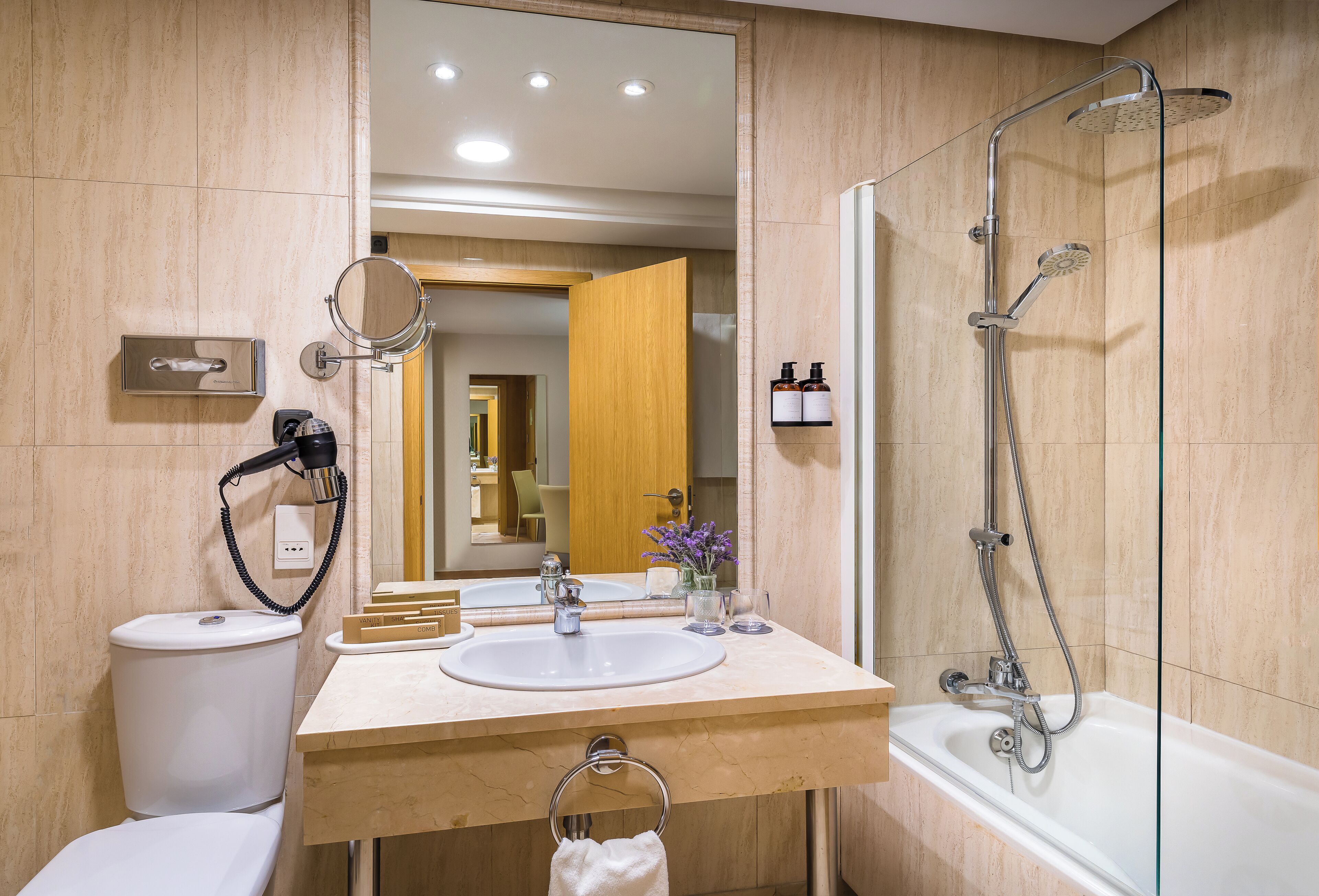 superior room, terrace | bathroom | combined shower/bathtub, hair dryer, towels