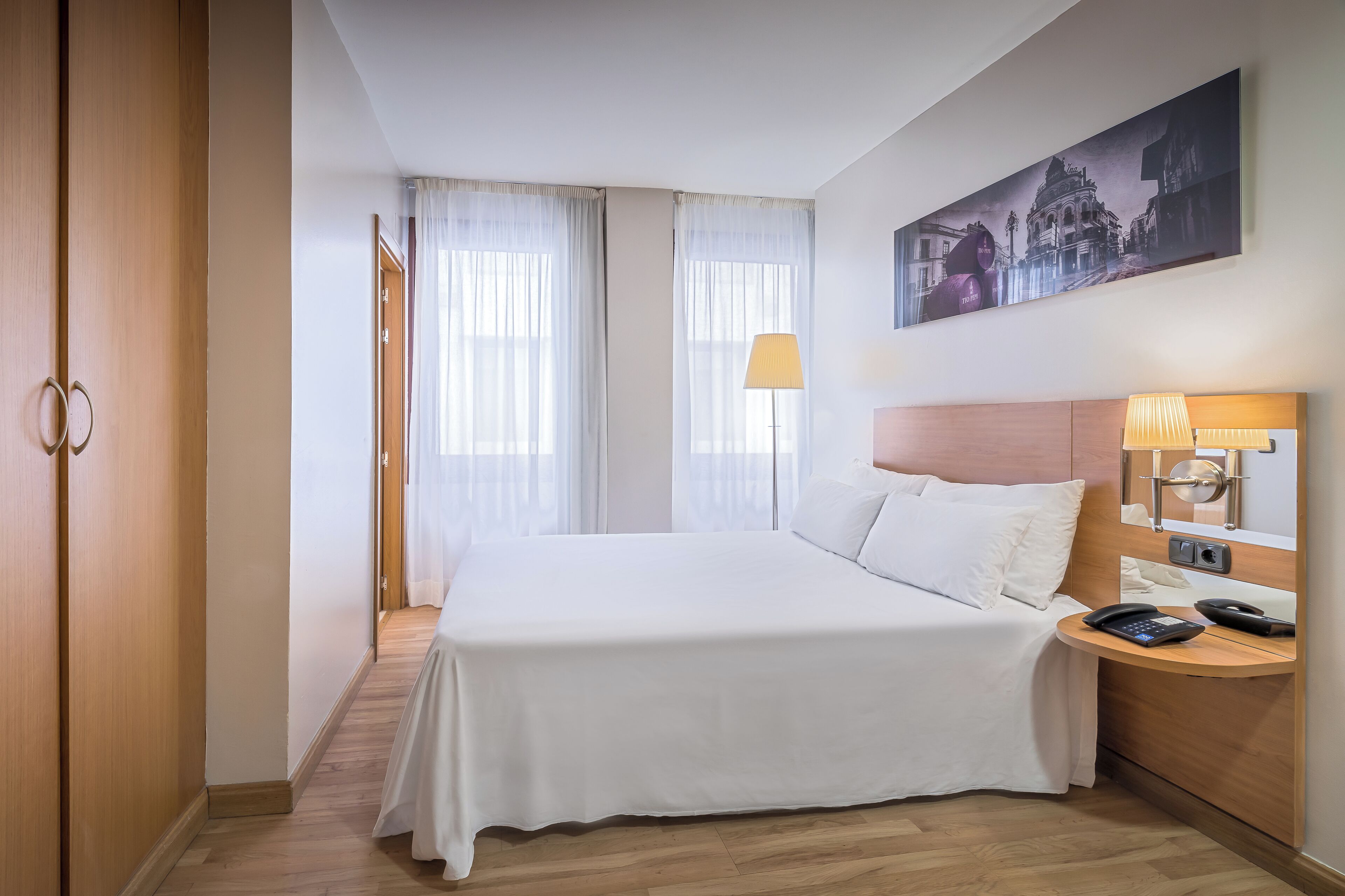 room, 1 single bed | minibar, in-room safe, desk, iron/ironing board