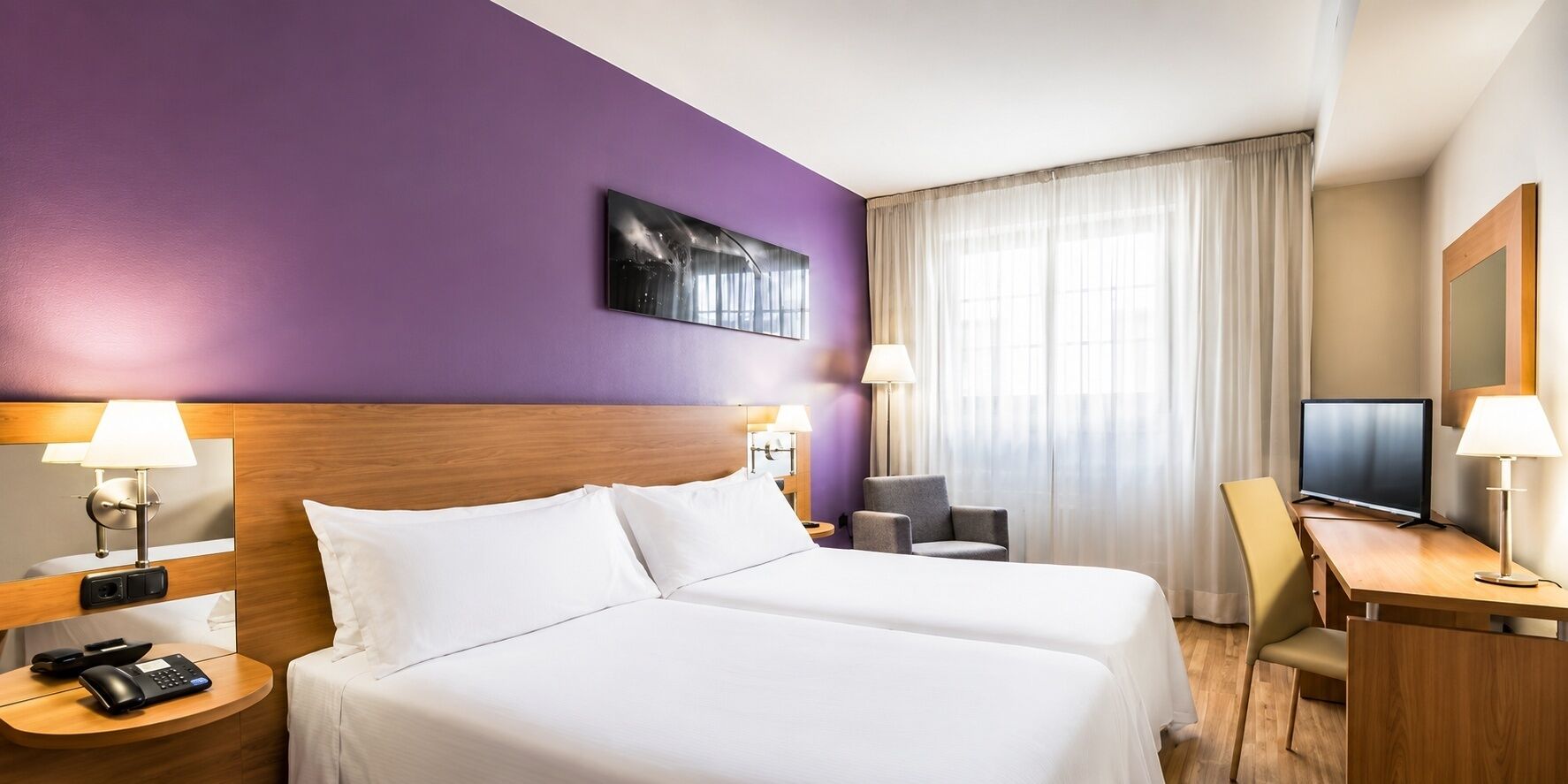 Standard Double Room (2 adultos) | Minibar, in-room safe, desk, iron/ironing board