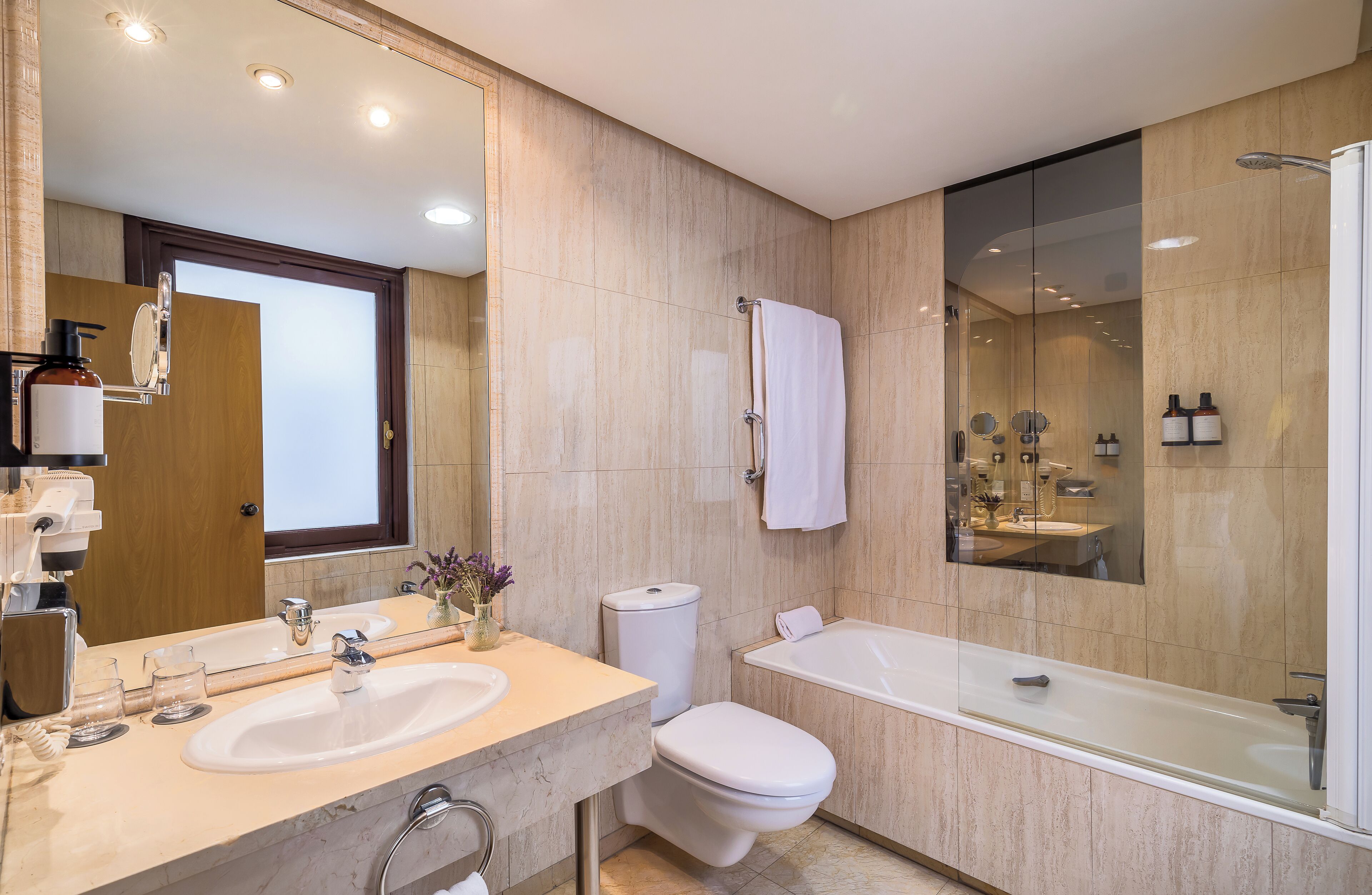 room, 1 single bed | bathroom | combined shower/bathtub, hair dryer, towels