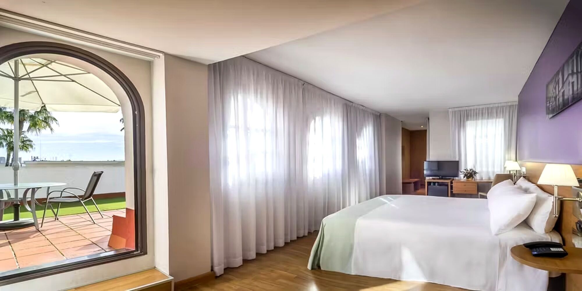 Superior Double Room, Terrace (2 adultos) | Minibar, in-room safe, desk, iron/ironing board