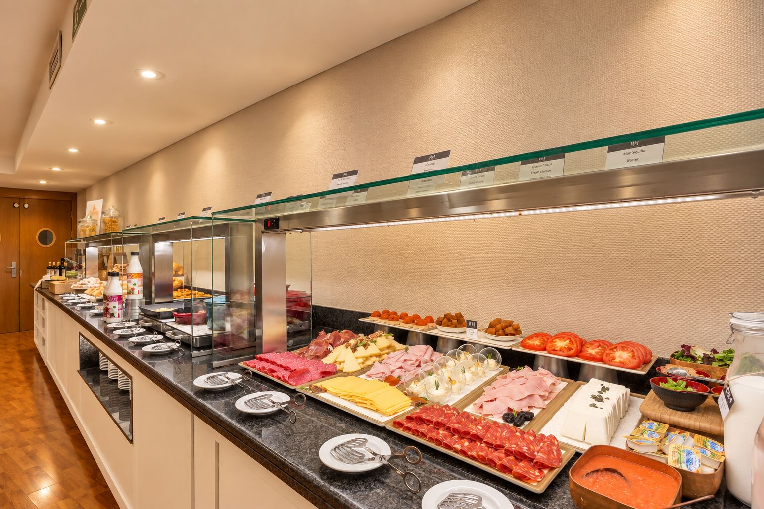 Un buffet proposant une variété de plats et d’accompagnements.