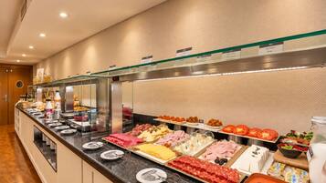 Un buffet proposant une variété de plats et d’accompagnements.