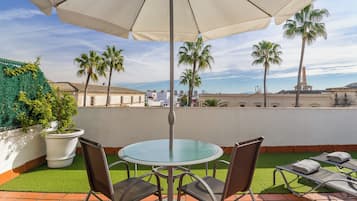 Habitación superior, terraza | Terraza o patio