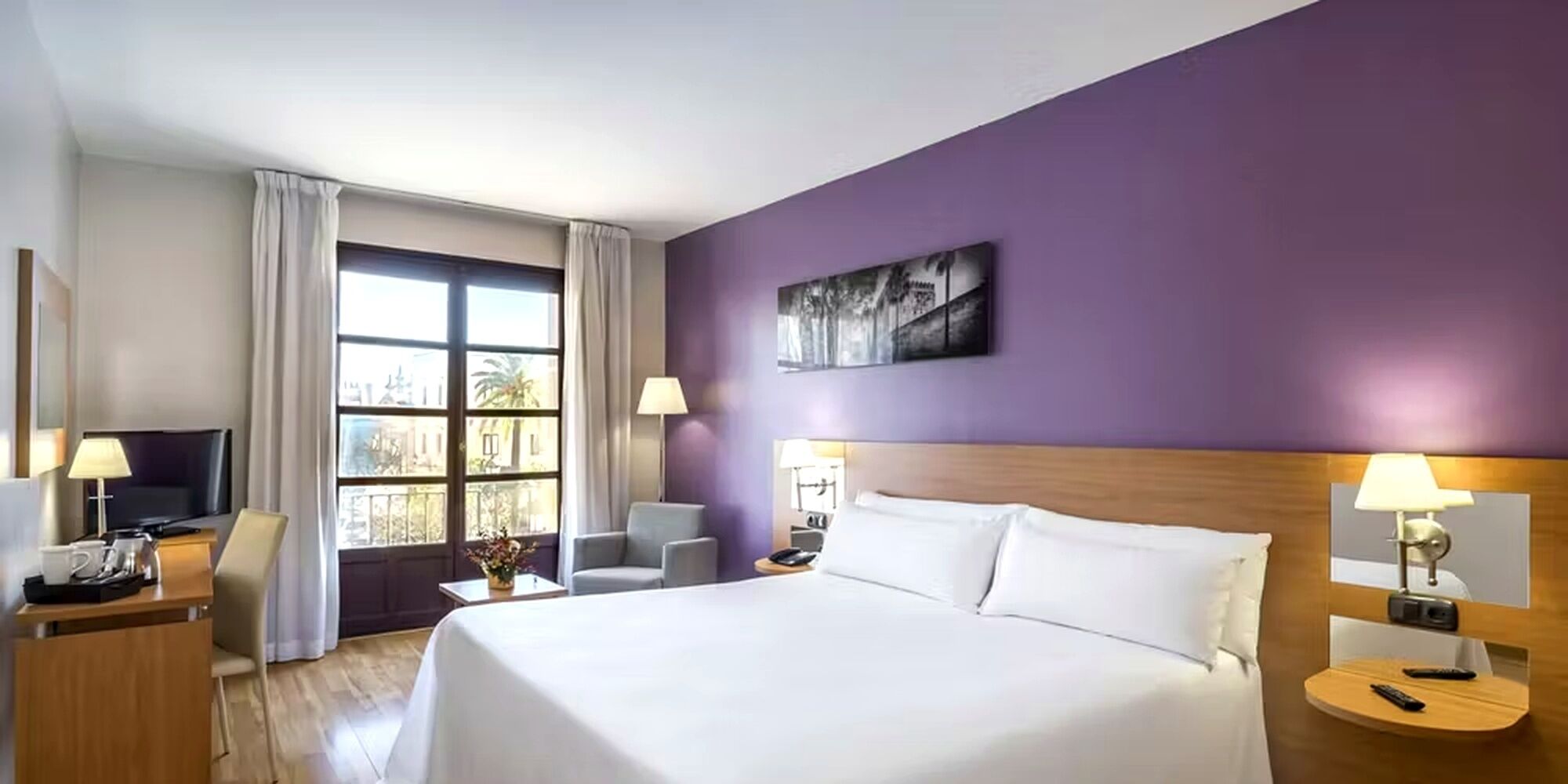 Superior Double Room (2 adultos) | Minibar, in-room safe, desk, iron/ironing board